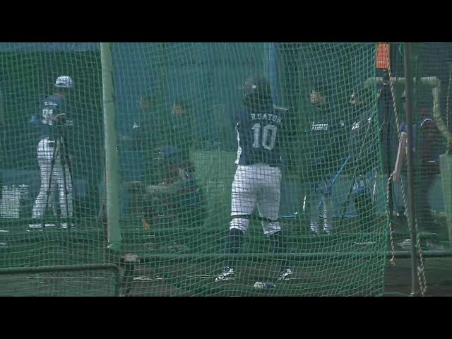 【春季キャンプ】ライオンズ・佐藤龍世が足にバンドを巻いてバッティング練習!! 2025年2月7日 埼玉西武ライオンズ