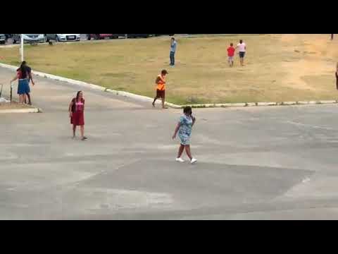 Praças e áreas de lazer abandonadas geram revolta em Simões Filho