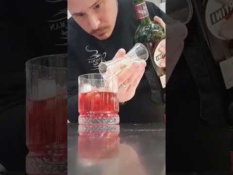 Preparazione cocktail Americano. Bartender life