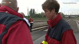 preview picture of video 'Feuerwehr Duisburg Unfall am Bahnübergang,'