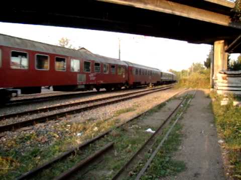 Gararea in statia Suceava Nord a unui P spre Pascani & A1852 Suceava Nord - Mangalia