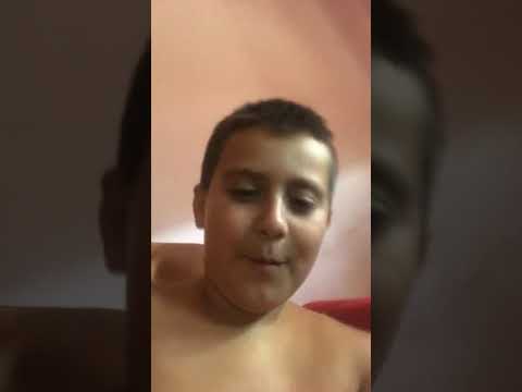 Kevi me endrin duke kenduar 100 like