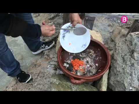 En Manolo fa un arròs deliciós amb els peixos pescats