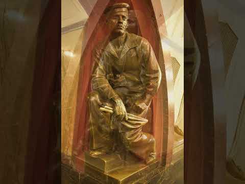 Sculptures in Ploshchad Revolyutsii Moscow Metro Station || Moscow Russia