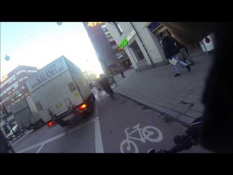 Chaufför av en lätt lastbil håller på och kör över cyklist
