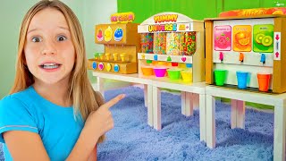 Download lagu Nastya học cách giúp đỡ cha mẹ và chơi với máy làm kẹo mp3