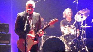 Nine Below Zero en concert à Lille [02] « Don't point your finger at the guitar man »