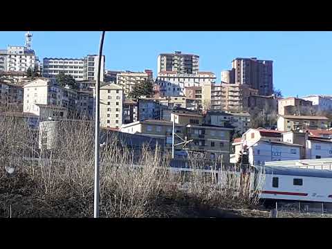 IC 702 Taranto - Roma Termini. Transito all'ingresso orientale della stazione di Potenza.