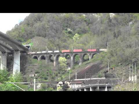 TRENO MERCI E TRENO PASSEGGERI IN TRANSITO A BIASCHINA.(CH) 24 - 4 - 2016