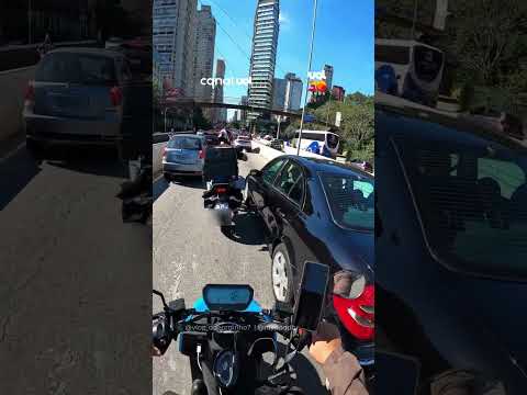Motoboy quebra retrovisor de carro após discussão no trânsito em SP
