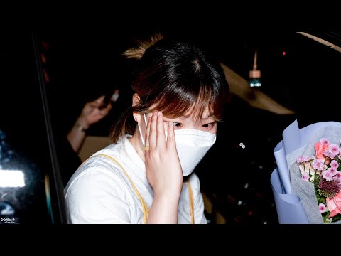 210614 키스데이에 팬들의 키스를 받은 숲의 이장님 - AKMU 이수현 퇴근길 직캠 [4K 60] @네이버 NOW 수현의 숲