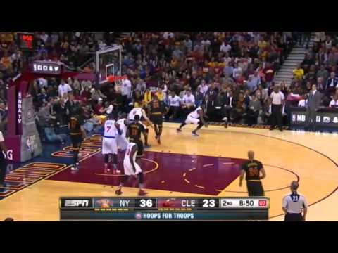 Porzingis tapona a Lebron James