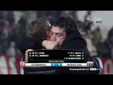 Festejos de Pacífico en la cancha tras ganarle a Estudiantes