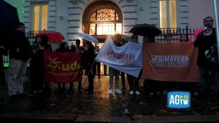 Il flash mob sotto la pioggia al ministero dell'Istruzione: «Bernini ci ha chiamato inutili, il s...