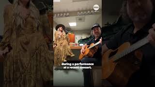 Download lagu LeAnn Rimes continues singing after teeth fall out mid-song | GMA mp3