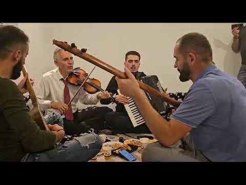 N'prag të derës del një loke Gazmend Sadiku Reshat Murati Xhemail dhe Flamur Kelmendi