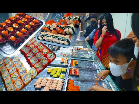 Sushi trước trường trung học ToulTompoung -One Piece custa 0,25 USD e 0,50 USD - Thức ăn đường Phố Phnom Penh