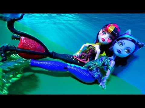 Monster High Great Scarrier Reef Glowsome Ghoulfish Clawdeen & Draculaura Dolls