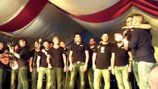 Todos los besos Los Rebujitos con la comparsa