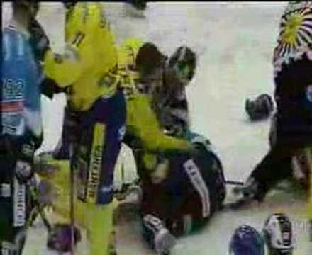 Mike Siklenka vs. Leo Komarov SM-Liiga: Pelicans - Lukko