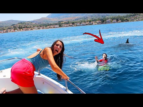 L’ ULTIMO CHE CADE DALLA BARCA IN MARE APERTO VINCE CONTRO IL DOTTOR TIMOTI!