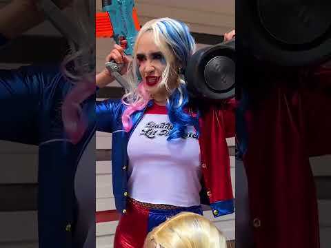 MI HERMANITA SE ENFRENTA A MI VECINA MALVADA !!