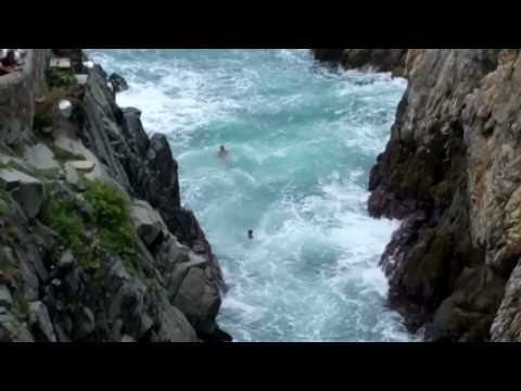 Death-Defying La Quebrada Cliff Divers in Acapulco, Mexico Daytime Diving