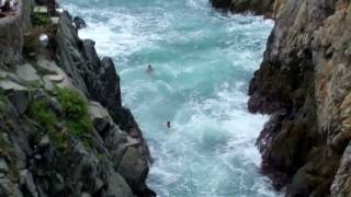 preview picture of video 'La Quebrada Cliff Divers (clavadistas) day dives: Acapulco, Mexico'
