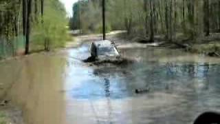 preview picture of video 'Cherokee finding it's way through a MASSIVE puddle.'