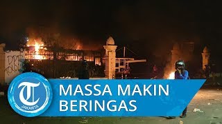 Massa Aksi Bakar Satu Unit Bus di Lapangan Tembak Senayan, Aparat Kepolisian Mulai Mundur