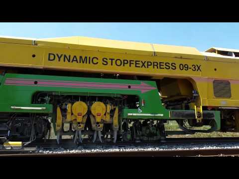 Gleisstopfmaschine im Einsatz - Tamping machine in use