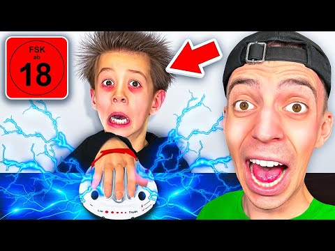 KLEINER JUNGE macht LÜGENDETEKTOR TEST! 😳 (Stromschlag)