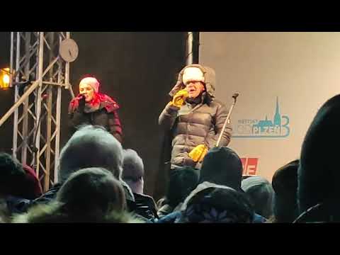 Jakub Smolík na náměstí Republiky vánoční trhy Plzeň