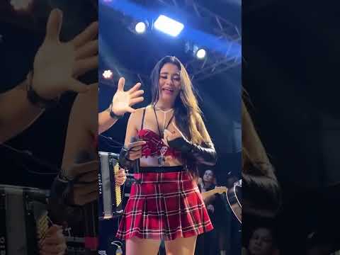 LARY INGRID FAZ PARTICIPAÇÃO COM A BANDA MOLECA 100 VERGONHA