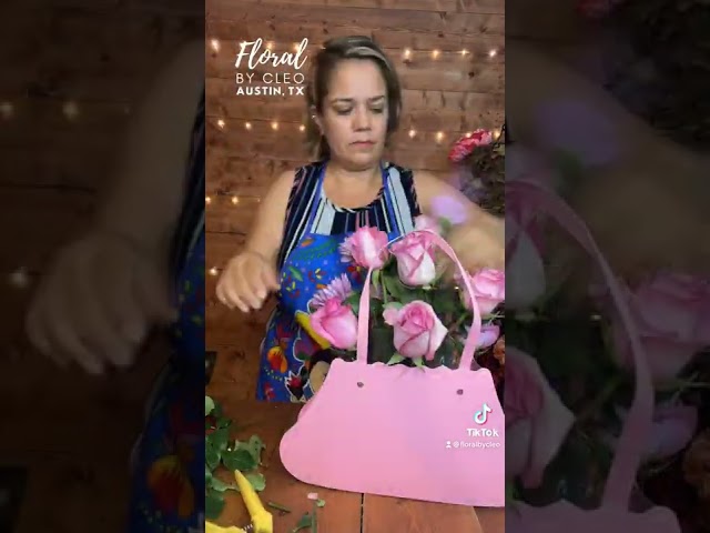 Vídeo relacionado con LATERN 100 Piezas Bolsa de Ramo de Flores, 45CM Bolsas de Plástico para Envolver Flores Funda de Celofán con Ramo Floral Transparente con Decoración de Tiras y Encaje (Espalda Plateada)
