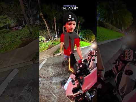 Biker Lets Random Dude Rev His Bike😳