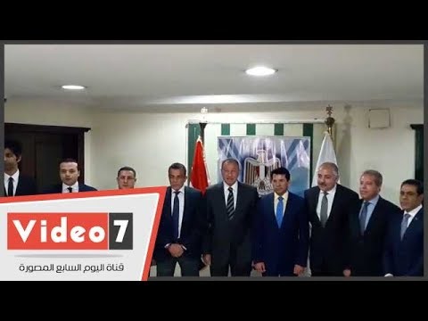 صورة تذكارية تجمع وزير مع الخطيب ومجلس الأهلي عقب اجتماع مغلق