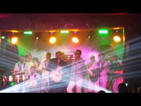 Anthony Santos Ft Vakero - Hoy se va beber (live)