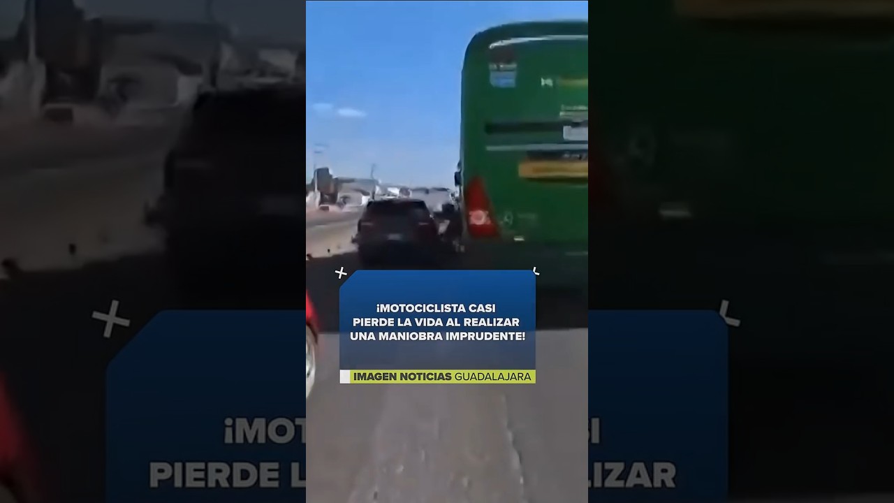 ¡Motociclista casi pierde la vida al realizar una maniobra imprudente! | Noticias GDL | Shorts