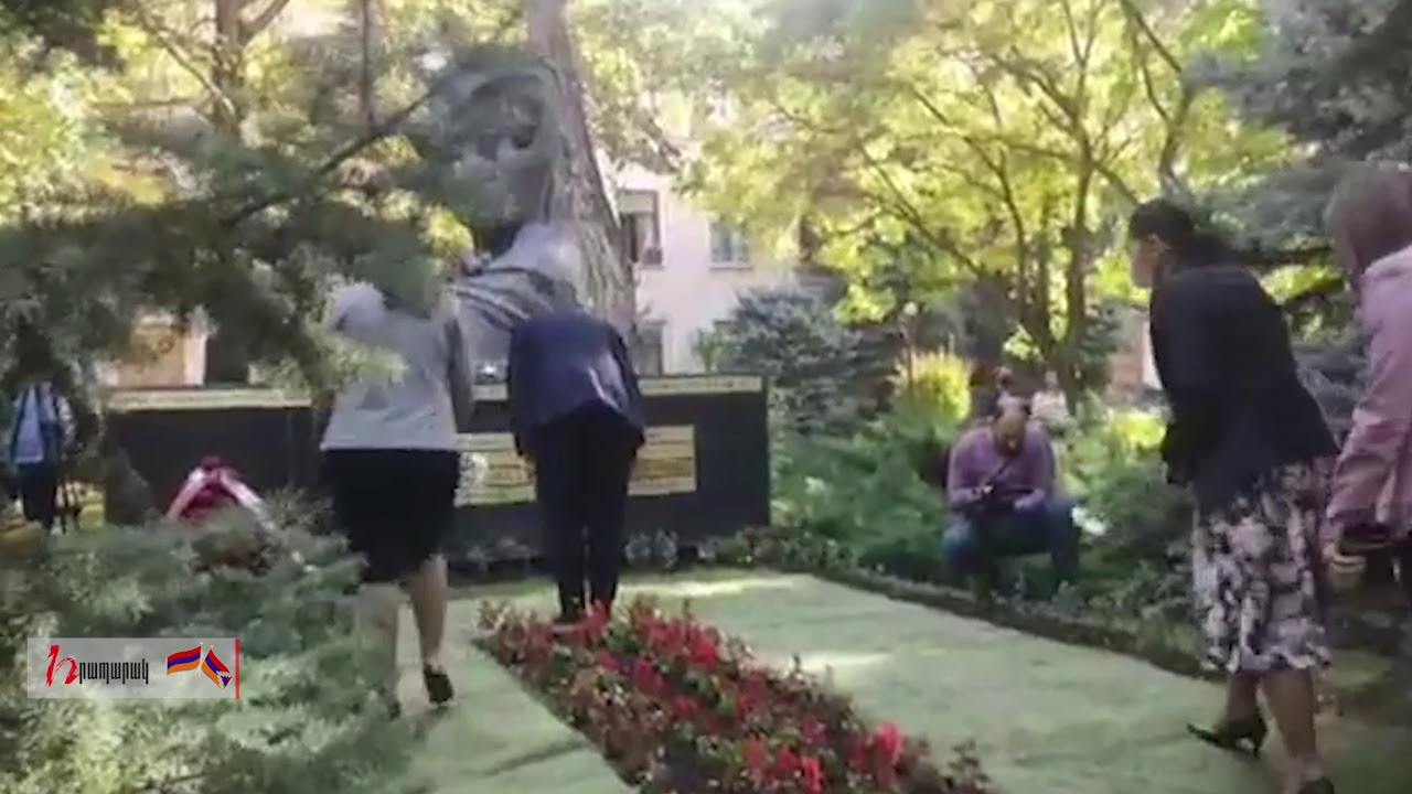 ԱԺ այգում հարգանքի տուրք մատուցեցին Հոկտեմբերի 27-ի զոհերի հիշատակին