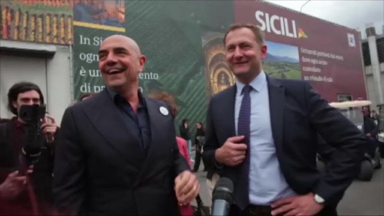 Commissario Ue all'Agricoltura Hansen indossa spilla "Make wine, not war" di Coldiretti al Vinitaly
