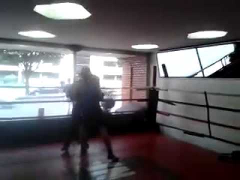 EL MAMBA BOXEANDO EN ENTRENAMIENTO.