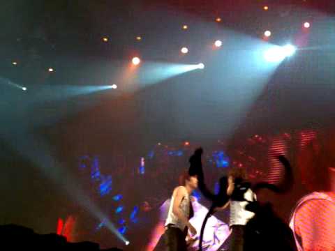 091129 Super ShowII - Eunhyuk slaps Donghae