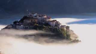 preview picture of video 'Italy in a Day - Time Lapse Castelluccio di Norcia'