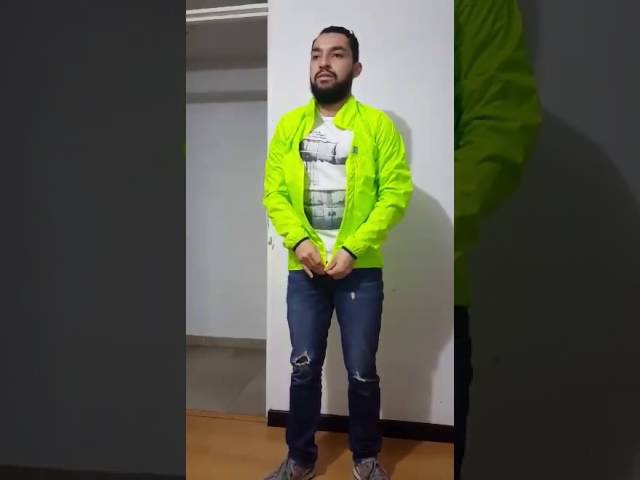 Vídeo relacionado con NewL Chaqueta reflectante con patrón de circuitos arcoíris de alta visibilidad, abrigo rompevientos holográfico, gris, XL