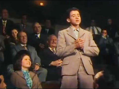 Scotty Beckett plays the young Al Jolson singing 'On the Banks of the Wabash'