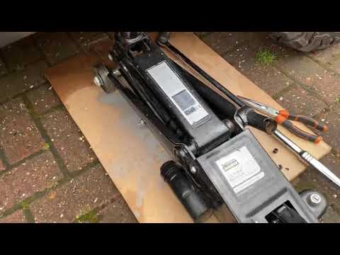 Trolley/floor jack not working - How to add more oil / top up fluid (Halfords)