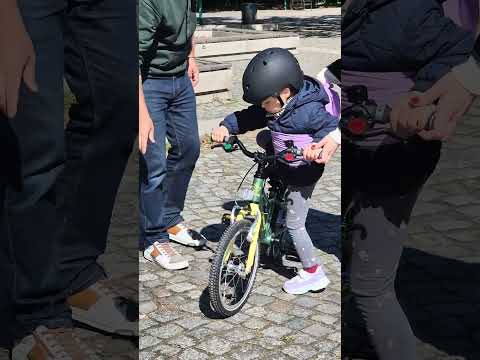 Simon darf ihr nicht helfen 🤯 || whizzy Kids - Spielend leicht Fahrradfahren lernen 🌈
