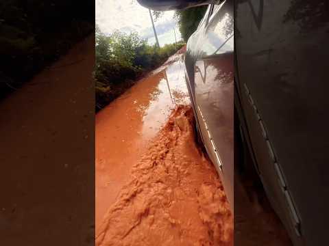 Muita chuva em Minas Gerais, mas seguimos firmes na obra do nosso chalé de madeira.