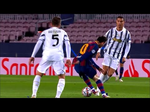Lionel Messi dribbles Cristiano Ronaldo